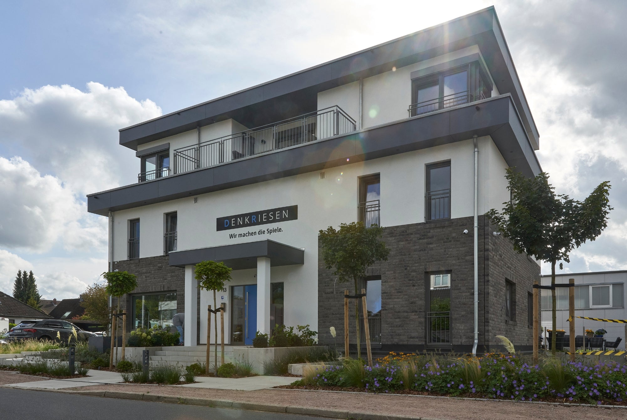 Große Eröffnung unseres neuen Bürogebäudes!