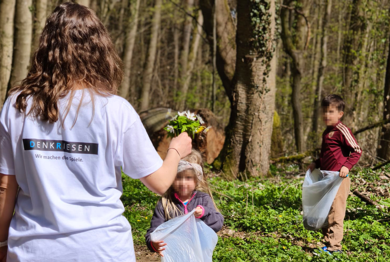 Wir unterstützen die Kleverkids mit neuen T-Shirts