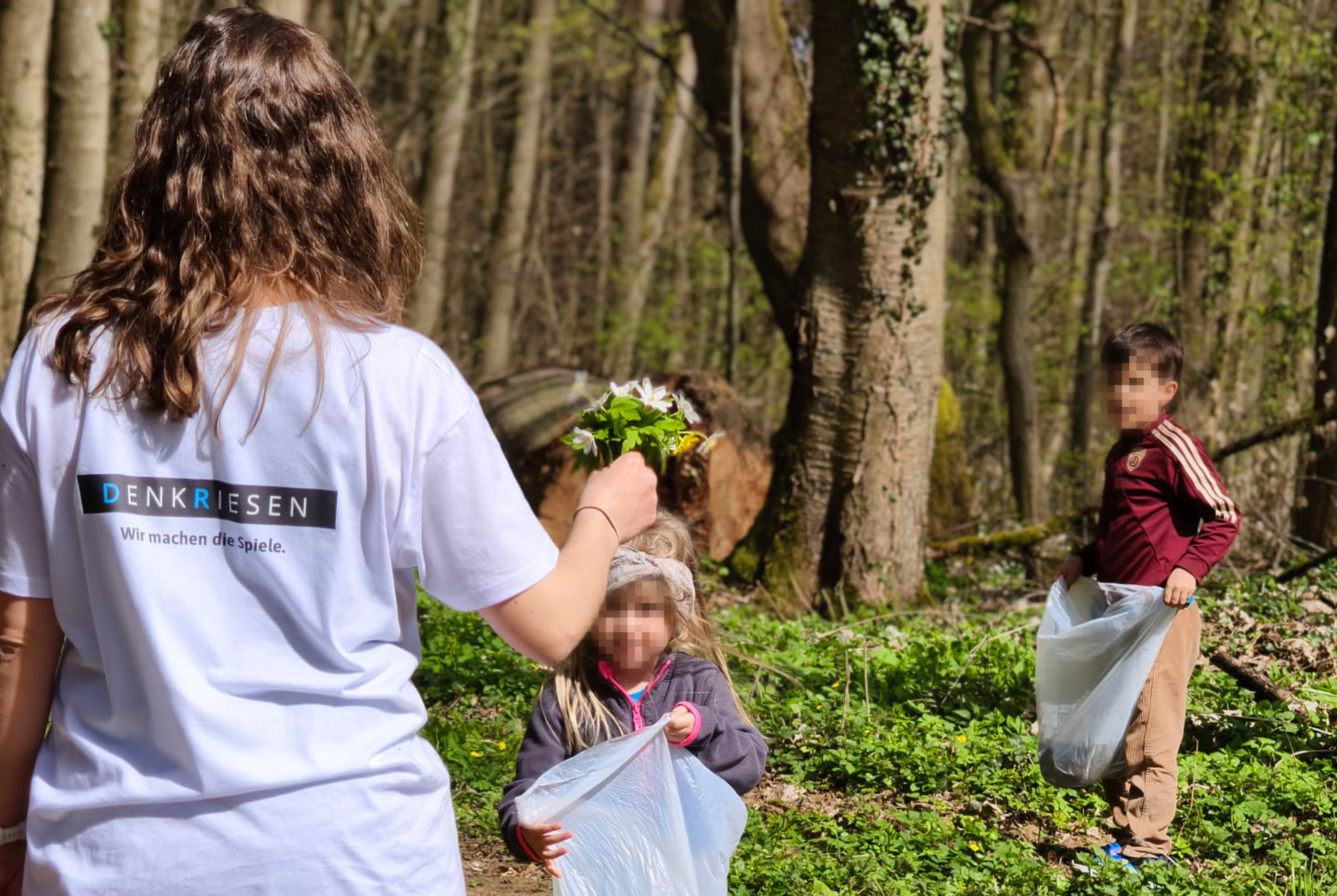 Wir unterstützen die Kleverkids mit neuen T-Shirts